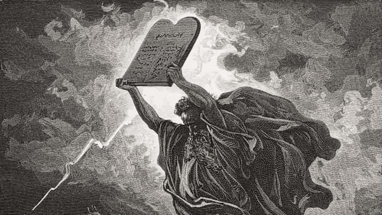 Mooses esittelee kymmenen käskyä kansalleen Siinain vuorella. Kuvan on luonut Gustave Doré.