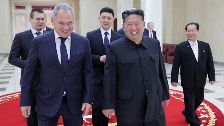 Pohjois-Korean johtaja Kim Jong Un ja Venäjän turvallisuusneuvoston johtaja Sergei Shoigu hymyilevät.