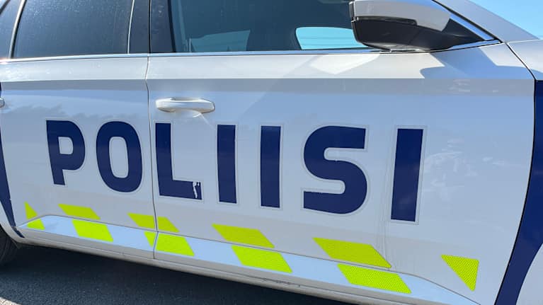 Poliisiauton kyljessä lukee "Poliisi".