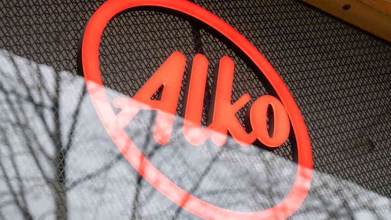 Alkon logo myymälän ikkunassa.