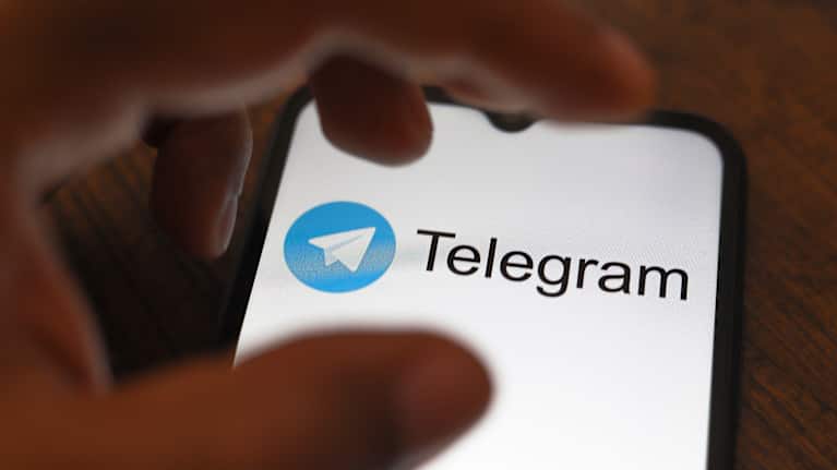 Telegramin logo puhelimen ruudulla.
