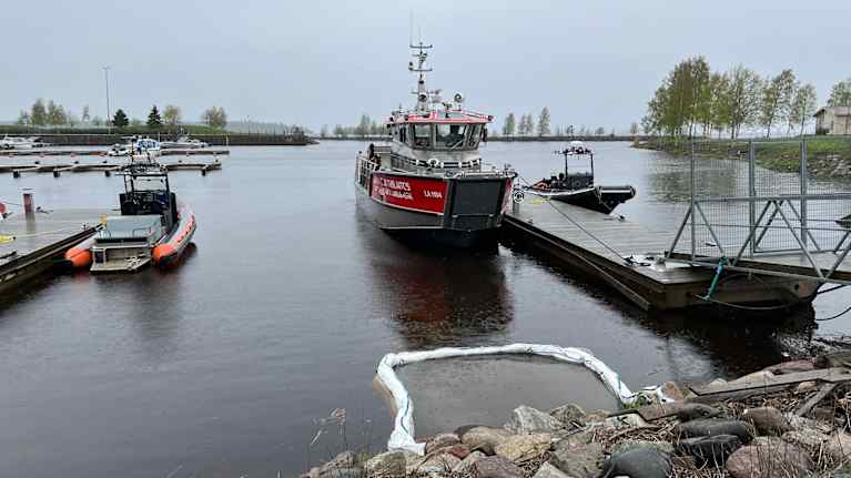 Sadevesiviemärin kautta mereen päässeen polttoaineen leviämistä estetään öljypuomilla.