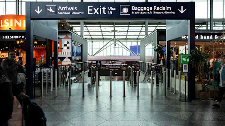 Helsinki-Vantaan lentoasema: Saapuvat, Exit, Matkatavara-aula.