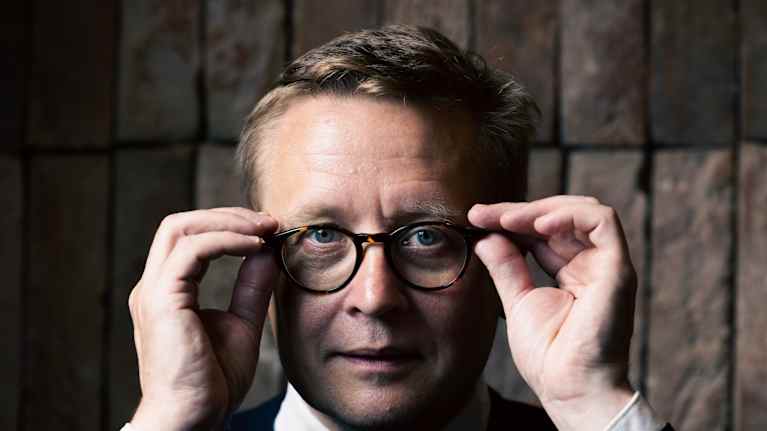 Mikko-Pekka Hanski suoristaa silmälaseja kasvoillaan.