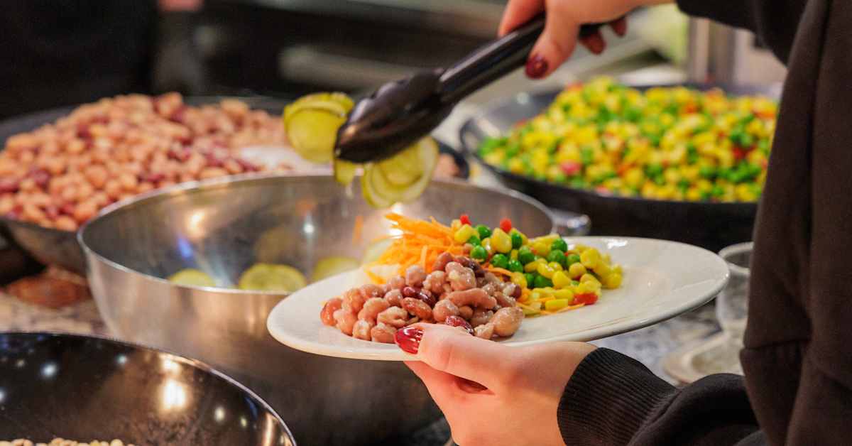 Lääkisläisille maistuu liha, yliopisto­ravintola selvitti – osaatko itse valita luontoystävällisen lounaan? | Luonto