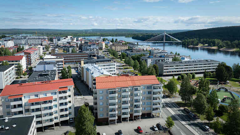 Ilmakuva Rovaniemen keskustasta, taustalla näkyy Jätkänkynttilän silta.