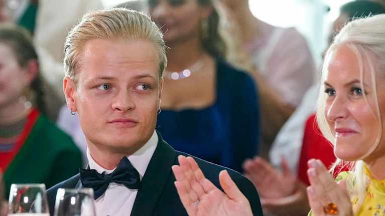 Marius Borg Høiby katsoo äitiään Mette-Maritia. Molemmat ovat pukeutuneet juhlallisesti.
