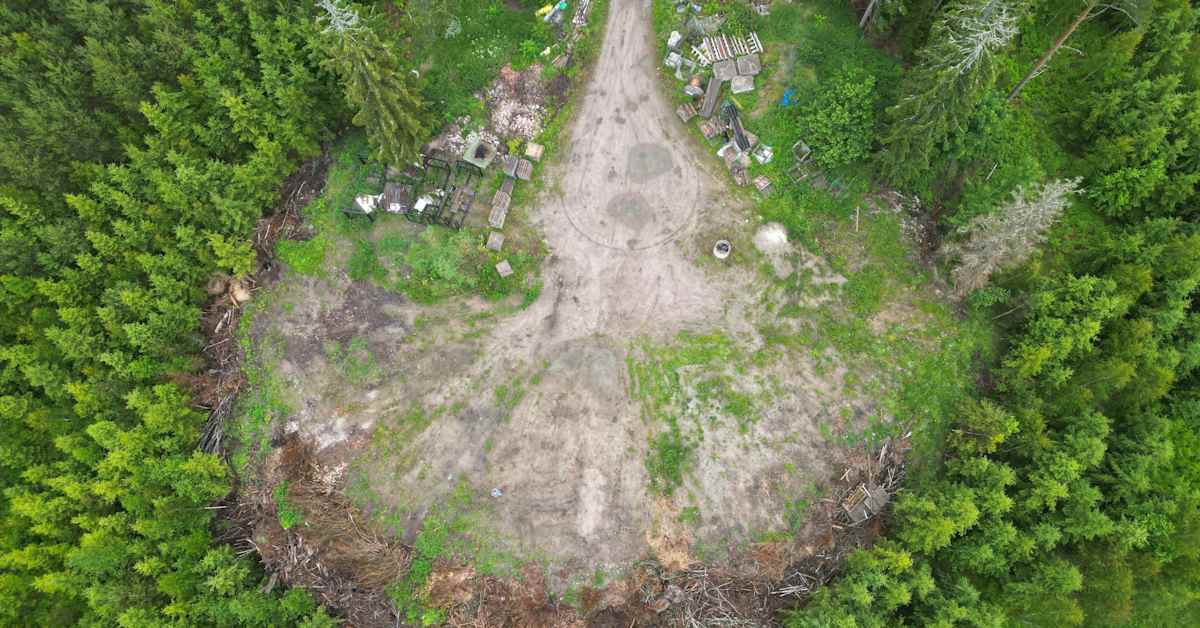 Ympäristöystävällistä metsästrategiaa markkinoiva kartano on pitänyt luvatonta kaatopaikkaa metsässä 20 vuotta | Kotimaa