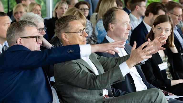 Eduskunnan puhemies Jussi Halla-aho, tasavallan presidentti Alexander Stubb ja pääministeri Petteri Orpo (kok) istuvat Kultaranta keskustelujen kokousteltassa.