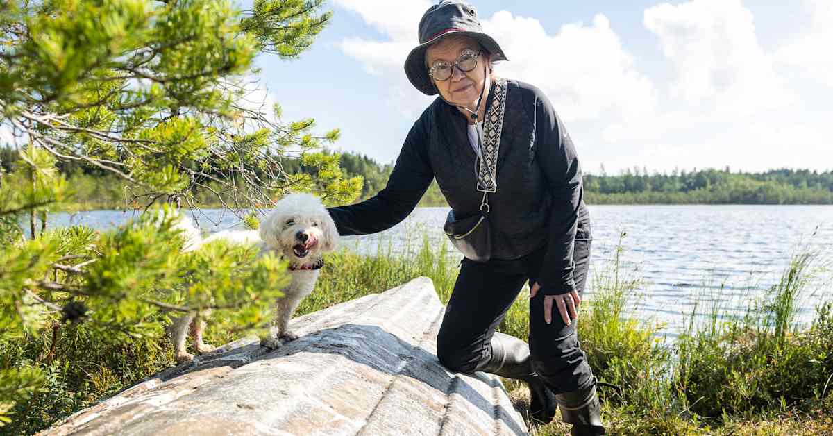 Kiiltävä takapuoli suututti Leena Ilmolan – nyt pälkäneläiset keräävät saastuttavia lasikuitu­veneitä luonnosta | Luonto
