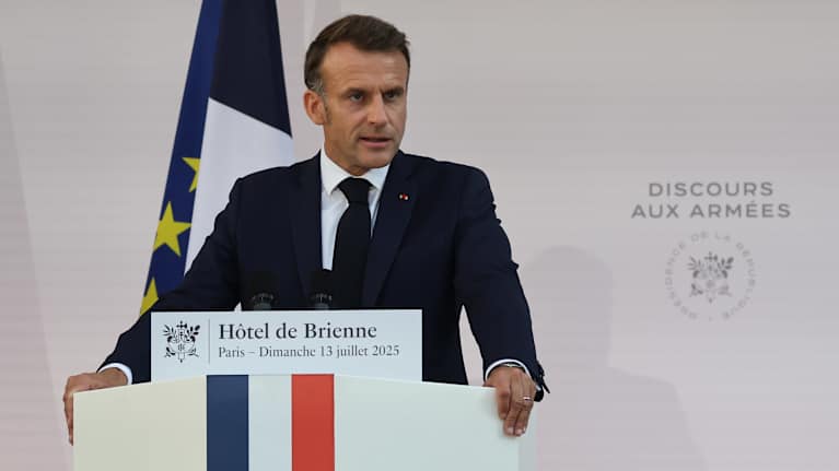 Emmanuel Macron puhujapöntön takana.