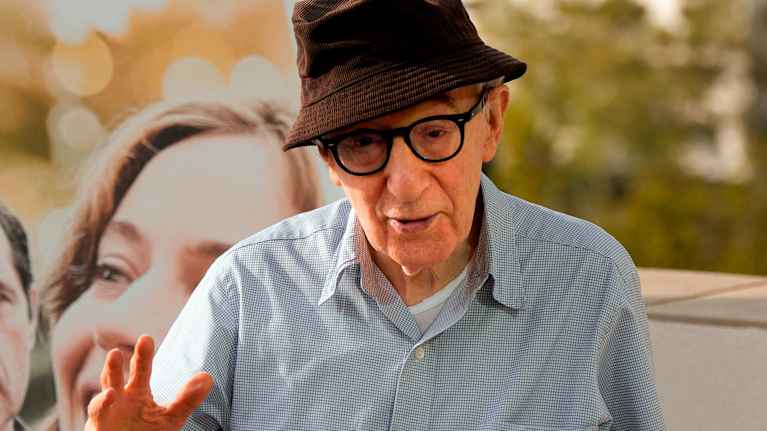 Woody Allen puhuu ja viittoo käsillään.
