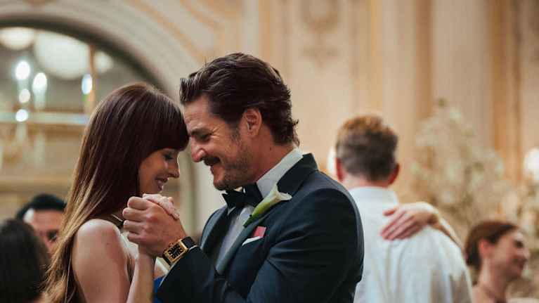 Dakota Johnson ja Pedro Pascal tanssivat lähekkäin.