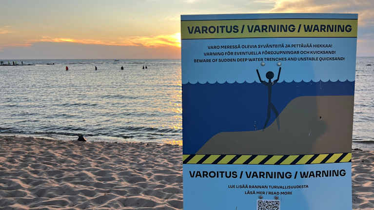 Kolme nuorta ajautui kauas rannasta Kalajoen hiekkasärkillä perjantaina 25. heinäkuuta. Kuvassa meren syvänteistä kertova varoituskyltti.
