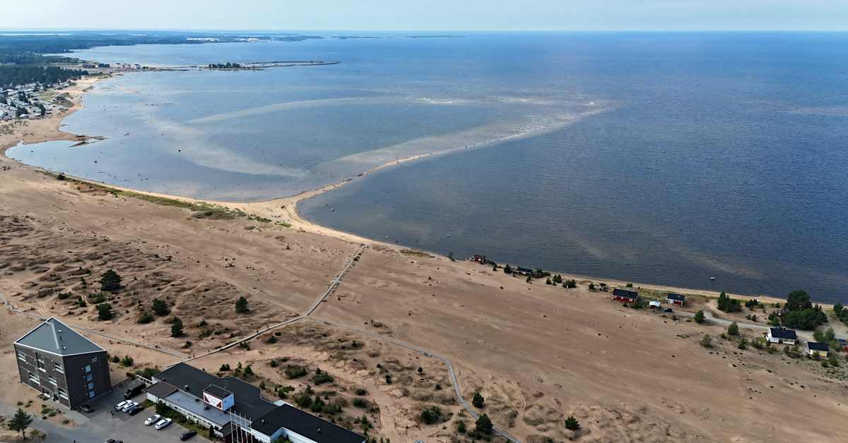 Kalajoen Hiekkasärkät ovat uima­taitoisellekin haastava ympäristö – nyt kaupunki pohtii rannan turvallisuuden lisäämistä | Kotimaa