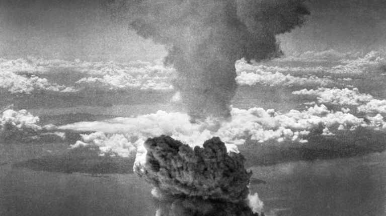 Atombomb exploderar.
