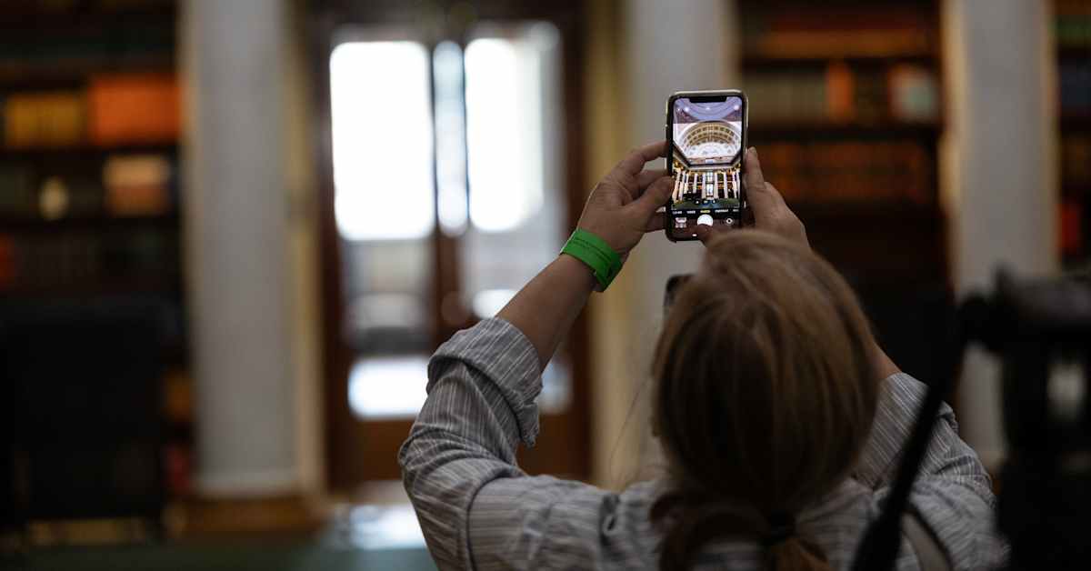 Vierailijat koskettelevat tutkijoiden kirjoja ja ottavat kuvia väärässä paikassa – nyt Kansalliskirjasto uudistaa kyltit | Uusimaa
