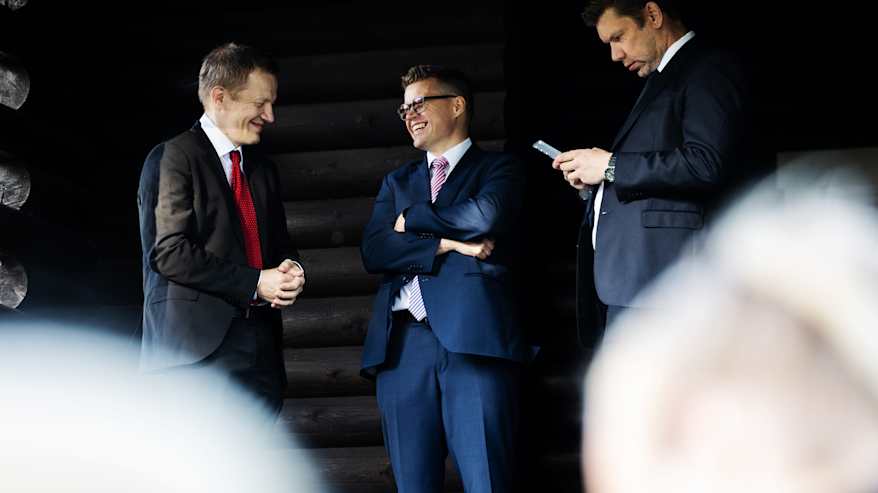 Matias Turkkila juttelee Asmo Maanselän ja Jussi Lindgrenin kanssa.