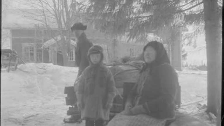 Evakuoitua väkeä matkalla Parikkalaan. Syväoro 20.3.1940. SA-kuva.