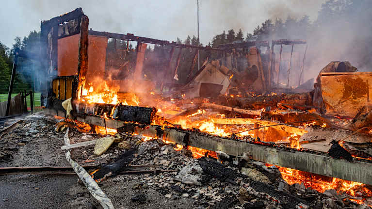 Palokunta sammuttaa Kankaan koulun paloa Hollolassa. 
