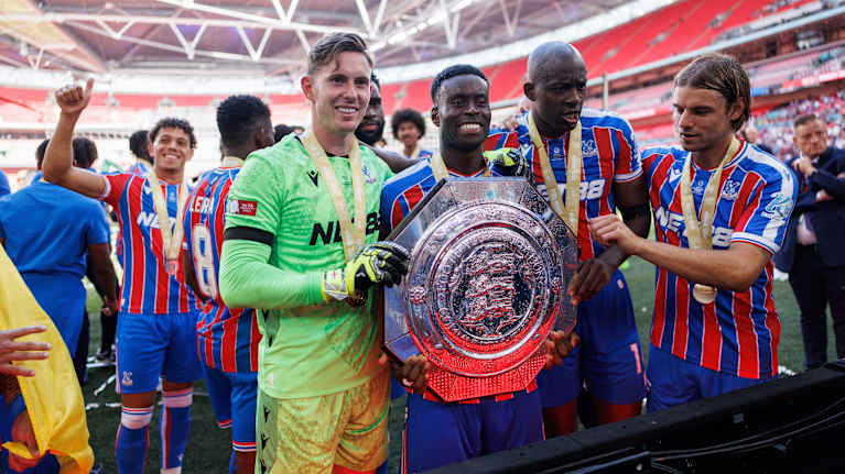 Crystal Palacen pelaajat juhlivat Community Shield -pokaalin kanssa.