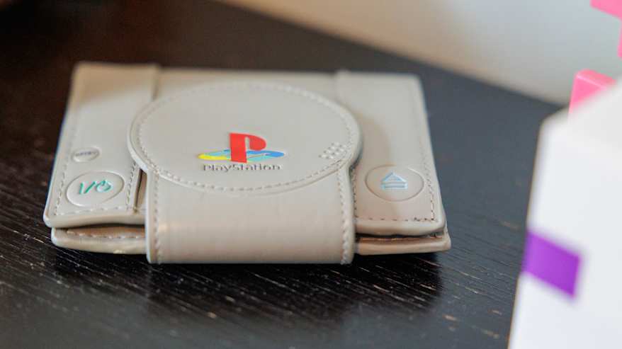 Vanha lompakko, joka näyttää playstationin konsolilta.