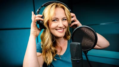 Kuvassa Radio Suomi lähelläsi -ohjelman juontaja Anna Sirén.