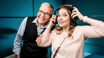 Kuvassa Koko Suomen radio -ohjelman juontajat Samuli Aaltonen ja Pauliina Puurila.
