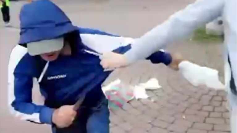 Puukottaja jahtaa miestä ja naista Tampereen keskustorilla. Kuvakaappaus lukijan videosta.