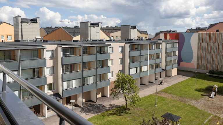 As oy Näsinlinnan piha kuvattu parvekeelta, sisäpihalle päin.