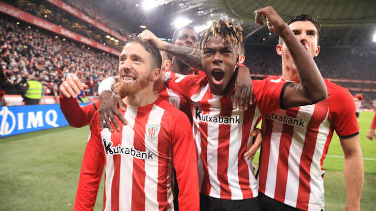 Tähtihyökkääjä Nico Williams (kesk.) teki hiljattain kasvattiseuransa Athletic Bilbaon kanssa kymmenen vuoden sopimuksen. 