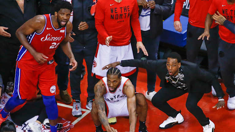 Kawhi Leonardin huimaa viimeisen sekunnin heittoa seuraavat Jordan Loyd ja Joel Embiid.
