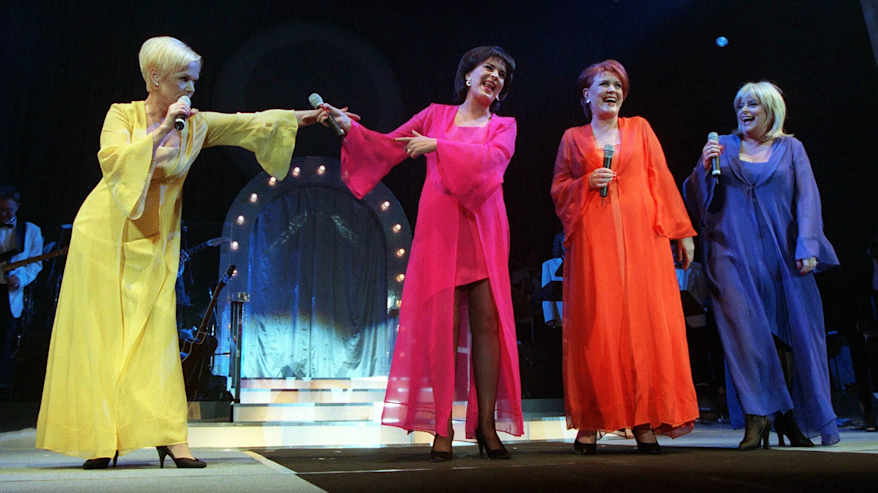 Leidit lavalla. Katri Helena, Paula Koivuniemi, Lea Laven ja Marion Rung.