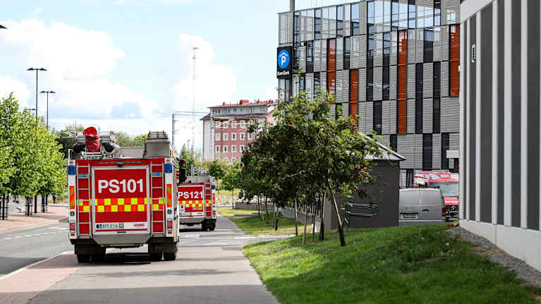 Pelastuslaitosen autoja liikerakennuksen edessä. 