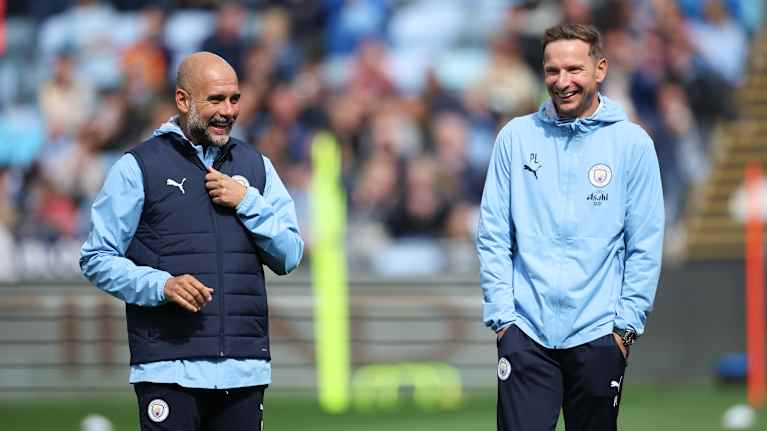 Pep Guardiola ja Pep Lijnders harjoituskentällä.