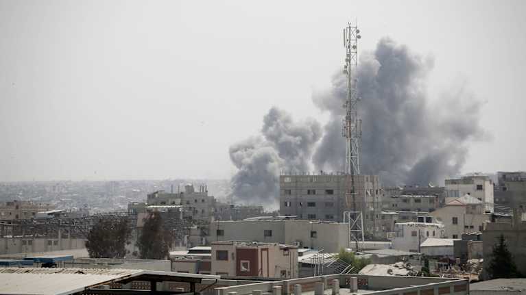  Savua nousee rakennusten ylle Israelin ilmaiskujen jälkeen Gazan eteläosassa.