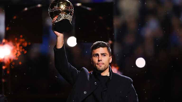 Rodri esittelee Ballon d'Oria Manchester Cityn kotistadionilla 23.11.2024.