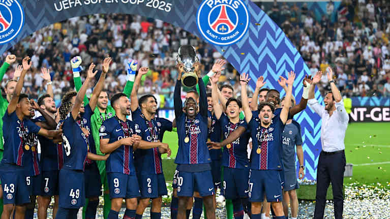 PSG:n Ousmane Dembele nostaa Uefan Super Cupin pokaalia 13.8. 2025 Udinessa, Italiassa.