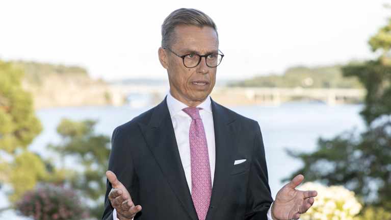 Alexander Stubb puhumassa medialle.