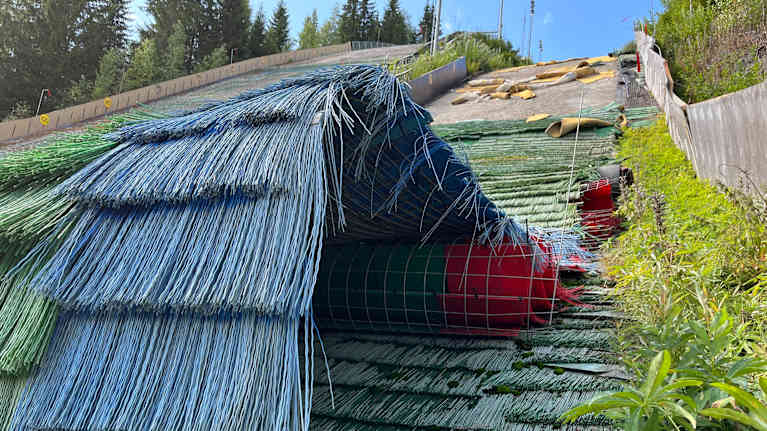 Laajavuoren K-60 hyppyrimäen alastulorinteen vaurioitunut muovitus.