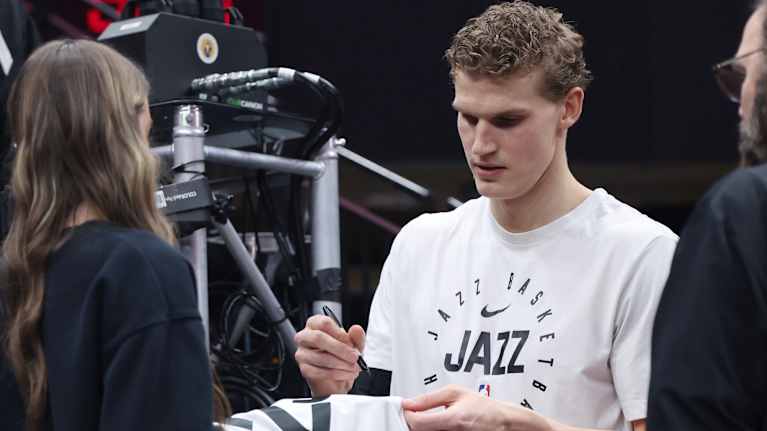 Lauri Markkanen antaa nimikirjoituksia Utahissa.