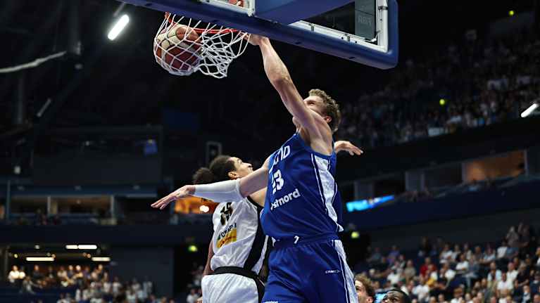 Lauri Markkanen donkkaa Belgiaa vastaan elokuussa 2025.