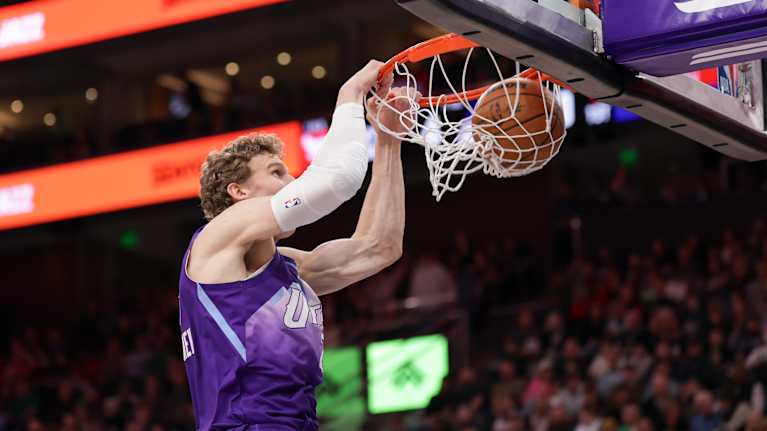 Lauri Markkanen donkkaa Utahin paidassa maaliskuussa 2025.
