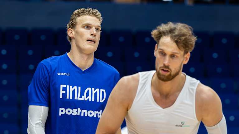 Mikael Jantunen edessä epäskarppina ja Lauri Markkanen takana.