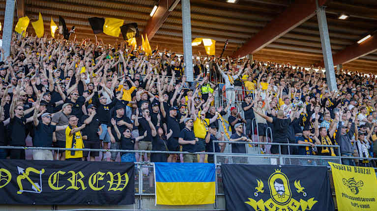 Kuopion Palloseuran jalkapallokannattajat juhlivat katsomossa.