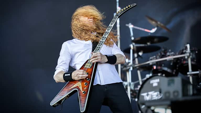 Kitaristi Dave Mustaine soittamassa lavalla.