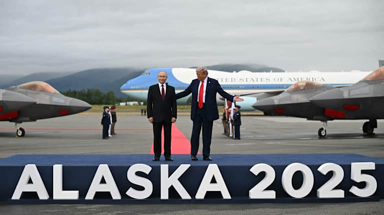 Putin ja Trump lentokentällä Alaskassa.