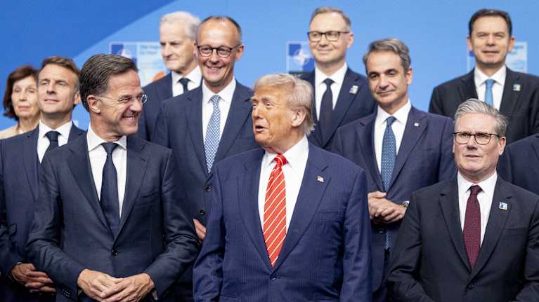 Donald Trump ja EU-johtajat poseeraavat ryhmäkuvassa Naton huippukokouksessa.