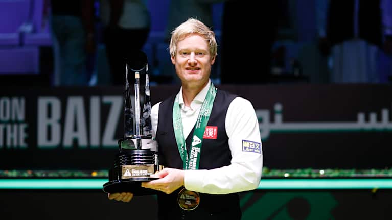 Neil Robertson pitelee voittopokaaliaan.