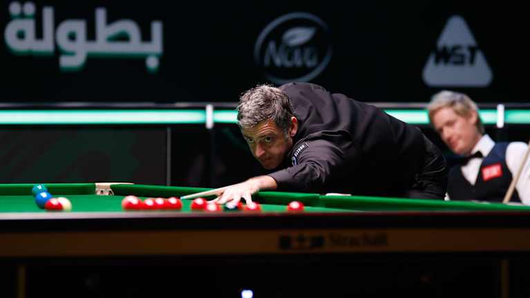 Ronnie O'Sullivan nousi kaukaa takaa-ajoasemasta voittotaisteluun, mutta Neil Robertson (taustalla) oli lopulta vahvempi.  